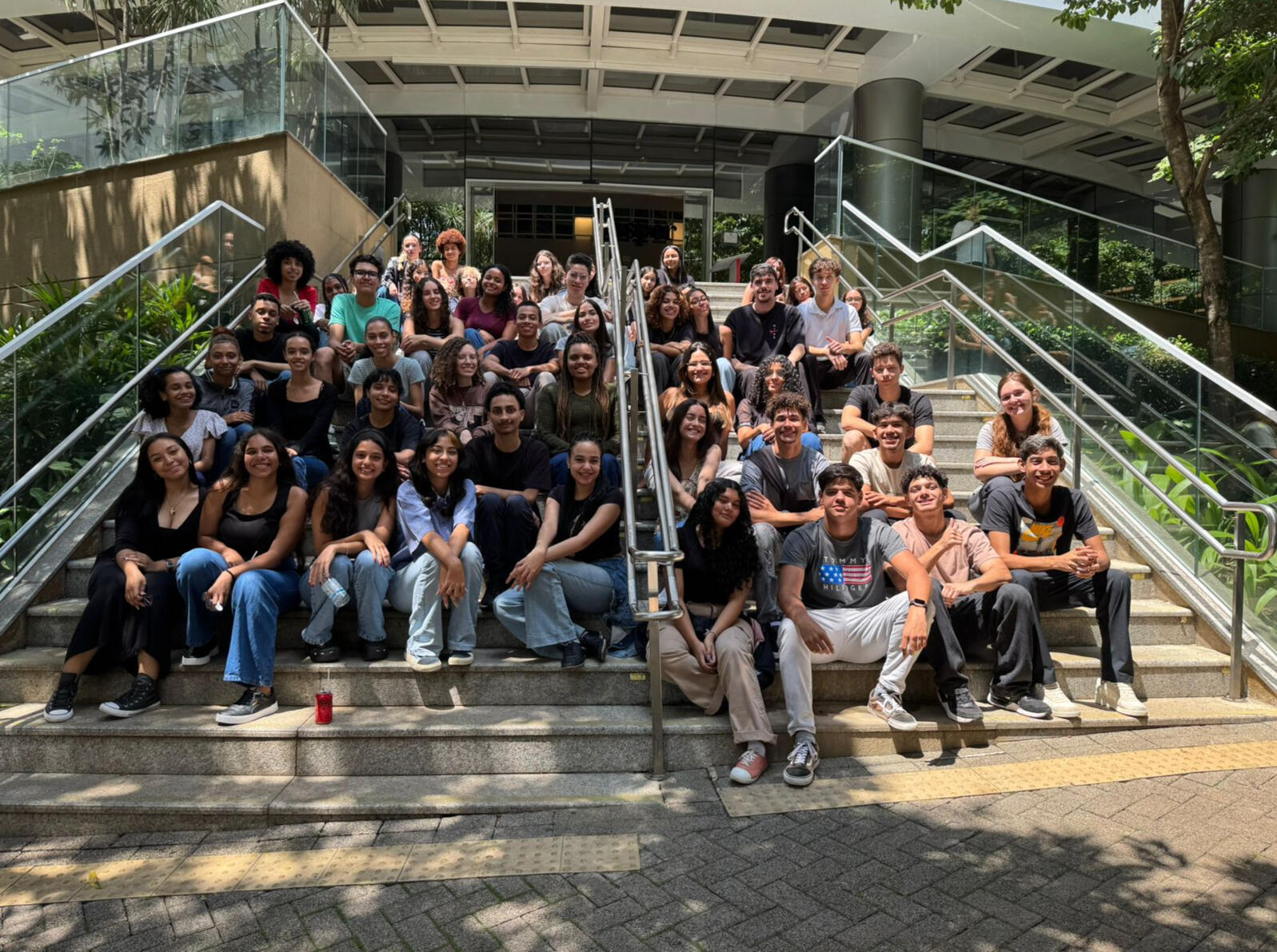 Alunos do Cursinho Insper em uma sala de aula assistindo a uma aula lecionada por uma professora